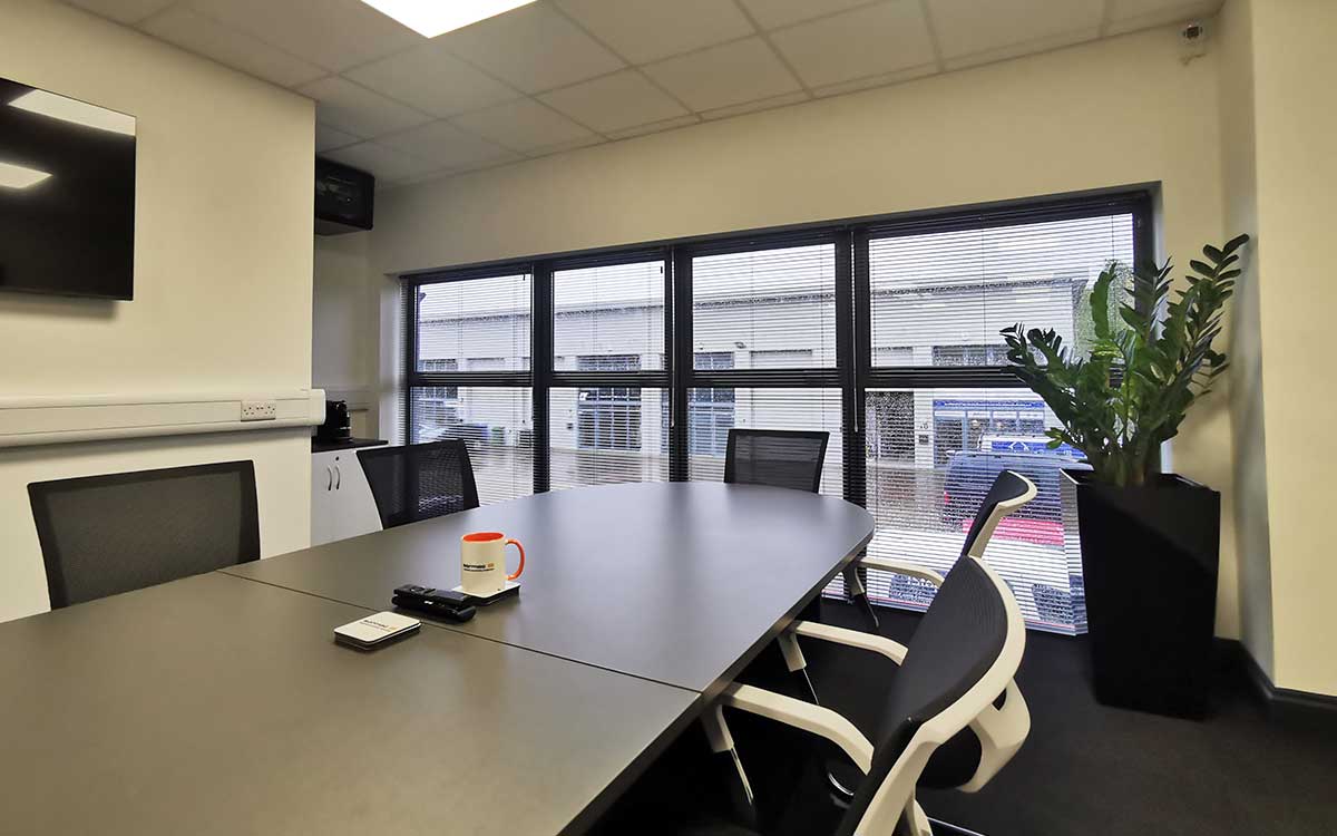 Wood-effect venetian blinds in a living room